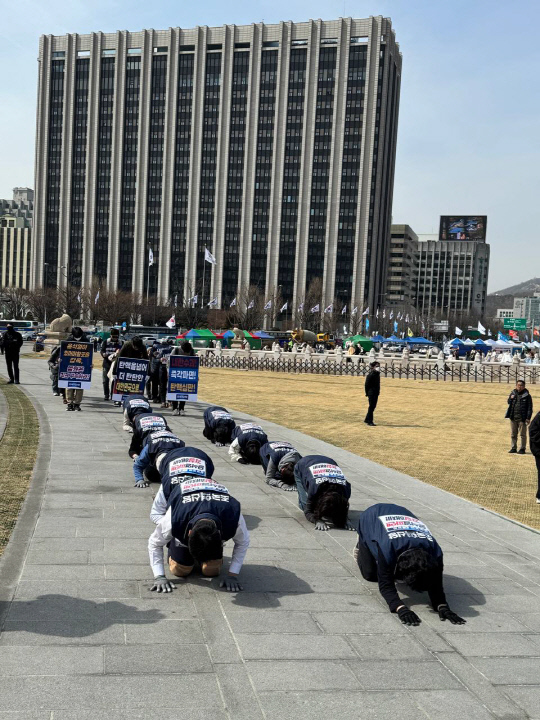 조국혁신당 의원들과 당 대변인단 등이 13일 광화문광장에서부터 헌법재판소 인근까지 삼보일배를 하고 있다. 혁신당 제공